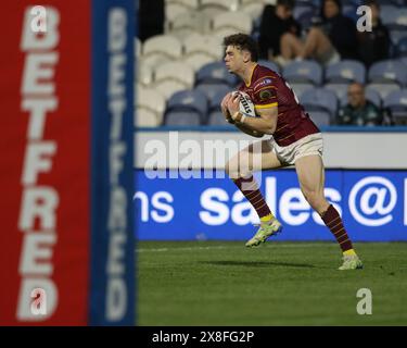 Huddersfield, Regno Unito. 25 maggio 2024. Elliot Wallis degli Huddersfield Giants cattura il pallone alto durante la partita del Betfred Super League Round 12 Huddersfield Giants vs Leigh Leopards al John Smith's Stadium, Huddersfield, Regno Unito, 24 maggio 2024 (foto di Alfie Cosgrove/News Images) a Huddersfield, Regno Unito il 25/5/2024. (Foto di Alfie Cosgrove/News Images/Sipa USA) credito: SIPA USA/Alamy Live News Foto Stock