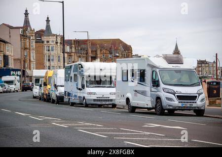 Morecambe, Lancashire, Regno Unito. 24 maggio 2024. Il camper vanc ha parcheggiato su un altro lungomare, al di fuori del sito vuoto Frontierland, che è in attesa di riqualificazione da quando il parco a tema è stato chiuso nel 1999, portando ad un uso ravvicinato del terreno fieristico sul sito dal 1906. Credito: PN News/Alamy Live News Foto Stock