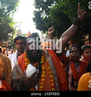 Kolkata, India. 24 maggio 2024. Bengala Sannyasi Samaj protesta contro le dichiarazioni irrispettose del primo ministro del Bengala occidentale Mamata Banerjee contro Bharat Sevashram Sangh, Ramakrishna Mission e ISKCON (società internazionale per la coscienza di Krishna) a Kolkata. (Foto di Sayantan Chakraborty/Pacific Press/Sipa USA) credito: SIPA USA/Alamy Live News Foto Stock