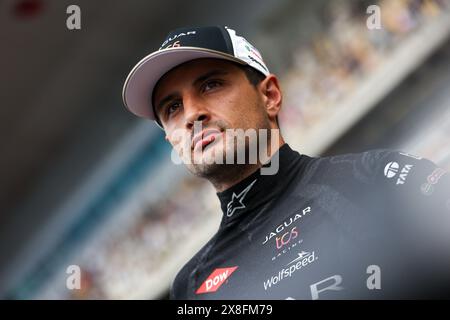 Shanghai. 25 maggio 2024. Mitch Evans di Jaguar TCS Racing, in nuova Zelanda, guarda prima del Campionato del mondo FIA di Formula e Shanghai e-Prix, che si terrà a Shanghai, nella Cina orientale, il 25 maggio 2024. Crediti: Qian Jun/Xinhua/Alamy Live News Foto Stock