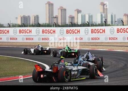 Shanghai. 25 maggio 2024. Sergio sette Camara (in fondo) del team ERT di Formula e partecipa al Campionato del mondo FIA di Formula e Shanghai e-Prix nella Cina orientale di Shanghai, il 25 maggio 2024. Crediti: Qian Jun/Xinhua/Alamy Live News Foto Stock