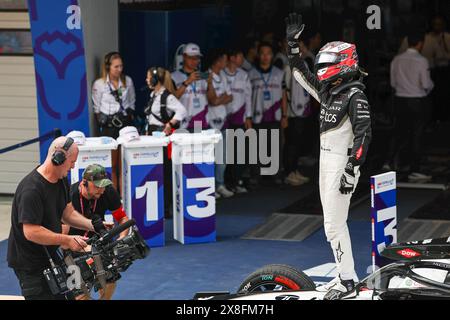 Shanghai. 25 maggio 2024. Mitch Evans (R) di Jaguar TCS Racing, in nuova Zelanda, festeggia dopo la gara dell'e-Prix di Shanghai del Campionato del mondo di Formula e FIA, svoltasi a Shanghai, nella Cina orientale, il 25 maggio 2024. Crediti: Qian Jun/Xinhua/Alamy Live News Foto Stock