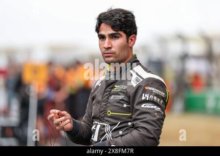 Shanghai. 25 maggio 2024. Il brasiliano Sergio sette Camara del team ERT di Formula e guarda prima del Campionato del mondo FIA di Formula e Shanghai e-Prix, che si terrà a Shanghai, nella Cina orientale, il 25 maggio 2024. Crediti: Qian Jun/Xinhua/Alamy Live News Foto Stock