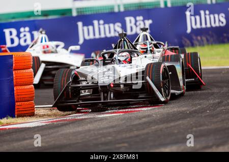 Shanghai. 25 maggio 2024. Mitch Evans (davanti) della Jaguar TCS Racing della nuova Zelanda gareggia durante la gara e-Prix di Shanghai del Campionato del mondo di Formula e FIA, nella Cina orientale, a Shanghai, il 25 maggio 2024. Crediti: Qian Jun/Xinhua/Alamy Live News Foto Stock