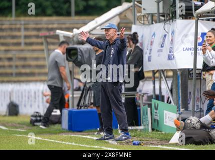 Berlino, Germania. 25 maggio 2024. Calcio: Berlin State Cup, Viktoria 89 Berlin - tu Makkabi. Gesti del coach di Makkabi Wolfgang Sandhowe. Crediti: Matthias Koch/dpa/Alamy Live News Foto Stock