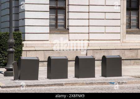 Moderni contenitori sotterranei per rifiuti nell'area della città Foto Stock