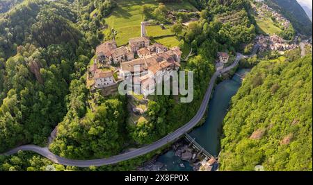 Veduta aerea di Cornello dei tasso, incantevole borgo antico nella valle di Brembana, provincia di Bergamo, Lombardia, Italia Foto Stock