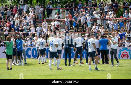 Berlino, Germania. 25 maggio 2024. Calcio: Berlin State Cup, Viktoria 89 Berlin - tu Makkabi. I giocatori di Makkabi stanno con i loro tifosi dopo la sconfitta. Crediti: Matthias Koch/dpa/Alamy Live News Foto Stock