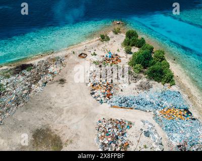 Scarico sull'isola delle Maldive. Vista droni dell'inquinamento da rifiuti Foto Stock