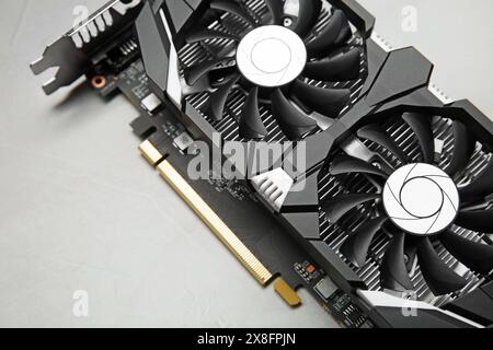 Scheda grafica per computer su sfondo grigio testurizzato, sopra la vista Foto Stock