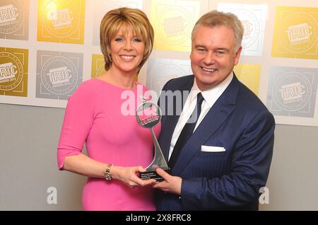 La foto datata 12/03/13 di questa mattina ospita Ruth Langsford e Eamonn Holmes con il premio per il programma diurno dell'anno ai TRIC Awards 2013, alla Grosvenor House di Park Lane, Londra. L'emittente Eamonn Holmes e la star dei Loose Women Ruth Langsford hanno annunciato che divorzieranno. Data di pubblicazione: Sabato 25 maggio 2024. Foto Stock