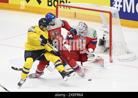 Praga, Repubblica Ceca. 25 maggio 2024. L-R Ek Joel Eriksson (SWE), Jan Rutta (CZE) e il portiere Lukas Dostal (CZE) in azione durante la semifinale del Campionato del mondo IIHF 2024 Svezia contro Czechia, a Praga, Repubblica Ceca, il 25 maggio 2024. Crediti: Michal Kamaryt/CTK Photo/Alamy Live News Foto Stock