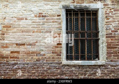 Porte e finestre di antiche case veneziane Foto Stock