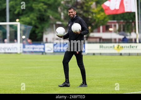 Haarlem, Paesi Bassi. 25 maggio 2024. HAARLEM, 25-05-2024, Sportpark Spanjaardslaan, stagione 2023/2024, calcio olandese Betnation Tweede Divisie. Jong Almere City FC teammanager Jack Mangalie prima del match Koninklijke HFC - Jong Almere City Credit: Pro Shots/Alamy Live News Foto Stock