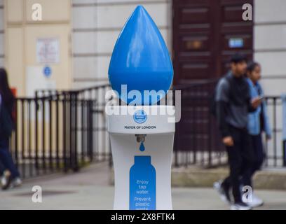 Londra, Inghilterra, Regno Unito. 25 maggio 2024. Una fontana d'acqua del Tamigi in una strada nel centro di Londra. Secondo quanto riferito, Thames Water ha inviato campioni d'acqua per i test, dato che le persone nel sud-est di Londra si sono ammalate di crampi allo stomaco e diarrea. Cryptosporidium è stato recentemente rilevato nell'acqua di rubinetto nel Devon. (Credit Image: © Vuk Valcic/ZUMA Press Wire) SOLO PER USO EDITORIALE! Non per USO commerciale! Crediti: ZUMA Press, Inc./Alamy Live News Foto Stock