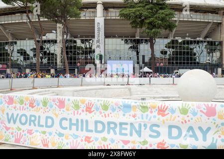 25 maggio 2024, Roma, Italia: Lo striscione è la giornata Mondiale dei bambini e sullo sfondo lo stadio olimpico di Roma. Decine di migliaia di bambini provenienti da tutto il mondo sono venuti a Roma in occasione della giornata Mondiale dell'infanzia organizzata dal Dicastero per la Cultura e l'Educazione per volere di Papa Francesco. Mancano i bambini che vivono nella parrocchia latina della Sacra famiglia a Gaza, nelle zone in cui si sono verificati gli scontri tra Hamas e l'esercito israeliano. Volevano ancora essere presenti inviando un videomessaggio al Papa per ringraziarlo per la sua continua vicinanza. Il Dicastero per Cu Foto Stock