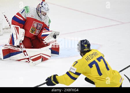 Praga, Repubblica Ceca. 25 maggio 2024. Il portiere L-R Lukas Dostal (CZE) e Victor Hedman (SWE) durante la semifinale del Campionato del mondo 2024 contro la Cechia, a Praga, in Repubblica Ceca, il 25 maggio 2024. Crediti: Michal Kamaryt/CTK Photo/Alamy Live News Foto Stock