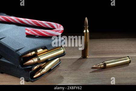 Regalo di Natale ideale per un proprietario di AR-15 con due riviste ad alta capacità completamente caricate e una canna da zucchero per decoratioina. Foto Stock