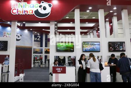 Seoul, Corea del Sud. 9 maggio 2024. Le persone visitano l'area espositiva della Cina alla Seoul International Travel Fair a Seoul, Corea del Sud, 9 maggio 2024. Crediti: Yao Qilin/Xinhua/Alamy Live News Foto Stock