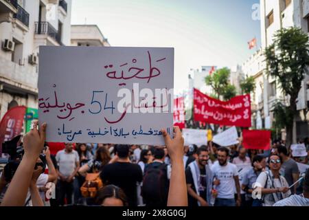 24 maggio 2024: Tunisi, Tunisia. 24 maggio 2024. Nel corso di una manifestazione a Tunisi vengono sollevati diversi striscioni a favore della libertà per protestare contro la recente ondata o gli arresti di avvocati e giornalisti da parte delle autorità tunisine. Secondo fonti locali centinaia di tunisini hanno marciato attraverso la capitale Tunisi cantando slogan contro il governo tunisino e condannando "il governo ha preso di mira le voci dissidenti”. Chiesero anche la revoca del decreto presidenziale 54 approvato nel 2022 che pretende di combattere ""false informazioni e voci"", ma secondo i critici è stato usato per soffocare il dissenso (C Foto Stock