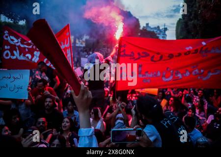 24 maggio 2024: Tunisi, Tunisia. 24 maggio 2024. A Tunisi si si svolge una grande manifestazione di protesta contro la recente ondata di arresti di avvocati e giornalisti da parte delle autorità tunisine. Secondo fonti locali centinaia di tunisini hanno marciato attraverso la capitale Tunisi cantando slogan contro il governo tunisino e condannando "il governo ha preso di mira le voci dissidenti”. Chiesero anche la revoca del decreto presidenziale 54 approvato nel 2022 che pretende di combattere ""false informazioni e voci"", ma secondo i critici è stato usato per soffocare il dissenso (Credit Image: © Hasan mrad/IM Foto Stock