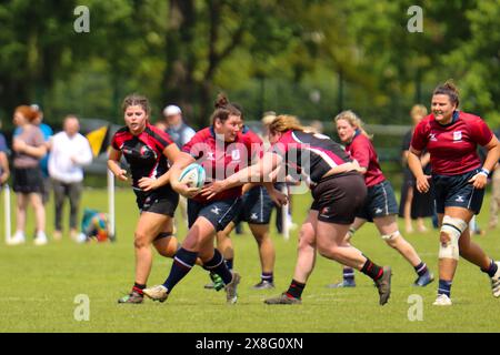 Londra, Regno Unito. 25 maggio 2024. Camberley Rugby Club, Surrey, 25 maggio 2024: Beth Evans (3 Surrey CB Women e Sutton ed Epsom) cerca un passaggio durante la partita tra Surrey CB Women vs Buckinghamshire RFU (CB) donne nella Gill Burns Division 1 (Pool 2) al Camberley Rugby Club, Surrey sabato 25 maggio 2024 (Claire Jeffrey/SPP) credito: SPP Sport Press Photo. /Alamy Live News Foto Stock