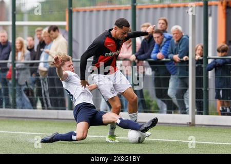 Haarlem, Paesi Bassi. 25 maggio 2024. HAARLEM, 25-05-2024, Sportpark Spanjaardslaan, stagione 2023/2024, calcio olandese Betnation Tweede Divisie. (L-R) il giocatore di Koninklijke HFC Xander van den Bergm Jong Almere City FC Jordy Rullens durante la partita Koninklijke HFC - Jong Almere City Credit: Pro Shots/Alamy Live News Foto Stock