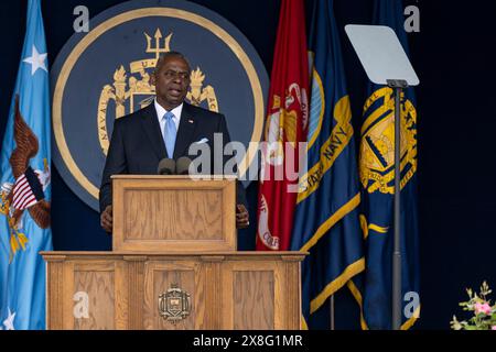 Annapolis, Stati Uniti. 24 maggio 2024. U. Il Segretario alla difesa Lloyd Austin, pronuncia l'intervento di inizio durante la S Naval Academy cerimonia di laurea e di messa in servizio presso il Navy-Marine Corps Memorial Stadium, 24 maggio 2024, ad Annapolis, Maryland. Credito: PO1 Alexander Kubitza/U.S. Navy/Alamy Live News Foto Stock