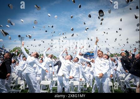 Annapolis, Stati Uniti. 24 maggio 2024. I Midshipmen della nuova commissione lanciano i loro cappelli in aria durante la tradizionale celebrazione della laurea presso la U. S Naval Academy Navy-Marine Corps Memorial Stadium, 24 maggio 2024, ad Annapolis, Maryland. Credito: MC3 William Bennett/U.S. Navy/Alamy Live News Foto Stock