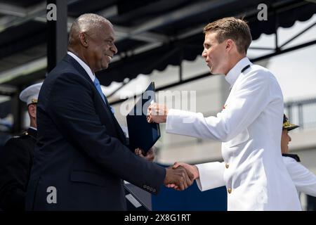 Annapolis, Stati Uniti. 24 maggio 2024. U. Il segretario alla difesa Lloyd Austin, Left, rilascia diplomi a nuovi ufficiali durante il S Naval Academy cerimonia di laurea e di messa in servizio presso il Navy-Marine Corps Memorial Stadium, 24 maggio 2024, ad Annapolis, Maryland. Credito: PO1 Alexander Kubitza/U.S. Navy/Alamy Live News Foto Stock