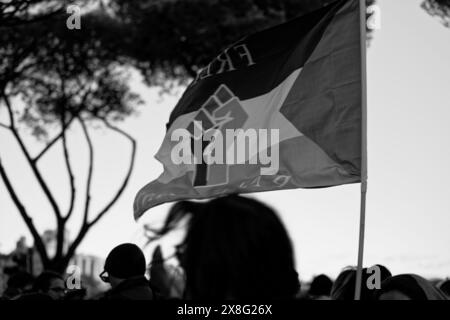 La bandiera palestinese vola tra i manifestanti che lottano per un nuovo Stato libero da Israele. Guerra drammatica in Medio Oriente. Centinaia di morti e attacchi Foto Stock