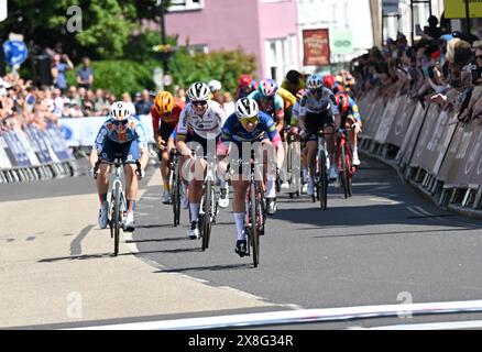 Lorena Wiebes (Team SD Worx - Protime) ha vinto la seconda tappa del WorldTour femminile UCI Ford RideLondon Classique a Maldon con Charlotte Kool per il Team dsm-firmenich PostNL in seconda e lotte Kopecky Team SD Worx - Protime in terza. Foto Stock