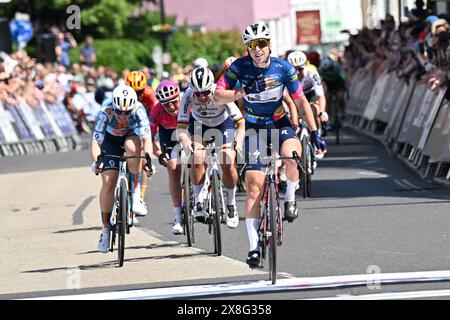 Lorena Wiebes (Team SD Worx - Protime) ha vinto la seconda tappa del WorldTour femminile UCI Ford RideLondon Classique a Maldon con Charlotte Kool per il Team dsm-firmenich PostNL in seconda e lotte Kopecky Team SD Worx - Protime in terza. Foto Stock