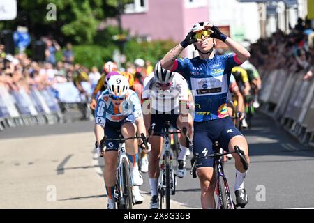 Lorena Wiebes (Team SD Worx - Protime) ha vinto la seconda tappa del WorldTour femminile UCI Ford RideLondon Classique a Maldon con Charlotte Kool per il Team dsm-firmenich PostNL in seconda e lotte Kopecky Team SD Worx - Protime in terza. Foto Stock