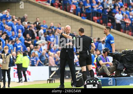 Hampden Park. Glasgow. Scozia, Regno Unito. 25 maggio 2024. Finale della Coppa di Scozia Celtic vs Rangers. Il manager dei Rangers Philippe Clement discute con il quarto credito ufficiale: eric mccowat/Alamy Live News Foto Stock