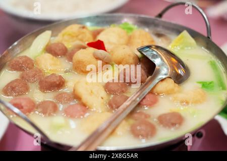 Primo piano di polpette e zuppa di tofu con cibo cinese Foto Stock