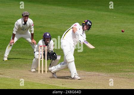 Bristol, Regno Unito, 25 maggio 2024. Ben Charlesworth del Gloucestershire batte durante il Vitality County Championship match tra Gloucestershire e Derbyshire. Crediti: Robbie Stephenson/Gloucestershire Cricket/Alamy Live News Foto Stock