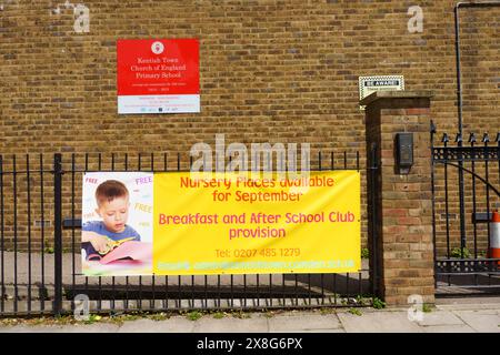 Banner pubblicitari posti scuola materna presso la scuola elementare Kentish Town Church of England Foto Stock