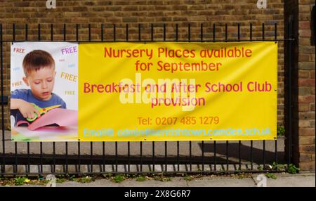 Banner pubblicitari posti scuola materna presso la scuola elementare Kentish Town Church of England Foto Stock