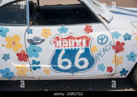 Il Roy's Motel è un famoso punto di riferimento lungo la Route 66 in questa parte del deserto del Mojave in California. Foto Stock