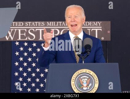 West Point, Stati Uniti. 25 maggio 2024. Il presidente degli Stati Uniti Joe Biden tiene un discorso di laurea alla cerimonia di laurea di West Point al Michie Stadium presso la United States Military Academy di West Point, New York, sabato 25 maggio 2024. Foto di John Angelillo/UPI credito: UPI/Alamy Live News Foto Stock