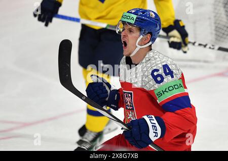 Praga, Repubblica Ceca. 25 maggio 2024. DAVID KAMPF della Repubblica Ceca festeggia il gol durante la semifinale del Campionato del mondo di hockey su ghiaccio 2024 tra Svezia e Repubblica Ceca all'arena O2 di Praga, Repubblica Ceca, 25 maggio 2024. (Credit Image: © Slavek Ruta/ZUMA Press Wire) SOLO PER USO EDITORIALE! Non per USO commerciale! Foto Stock