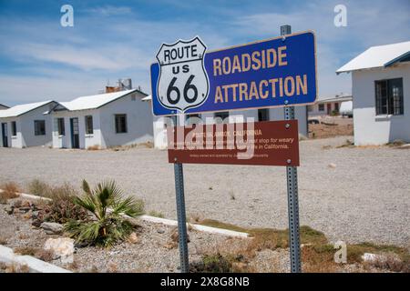 Il Roy's Motel è un famoso punto di riferimento lungo la Route 66 in questa parte del deserto del Mojave in California. Foto Stock