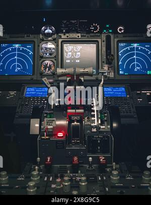 Vista in cabina di pilotaggio di un velivolo durante un volo notturno con quadri strumenti illuminati Foto Stock