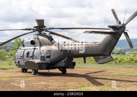 Moderno elicottero da trasporto militare H225M dipinto di nero stazionario a terra Foto Stock