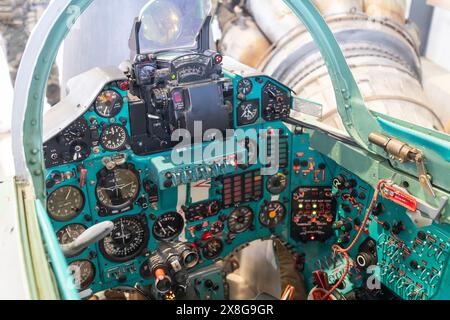 Cabina di pilotaggio di un vecchio caccia MIG-23 sovietico Foto Stock