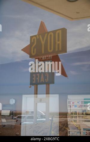 Il Roy's Motel è un famoso punto di riferimento lungo la Route 66 in questa parte del deserto del Mojave in California. Foto Stock