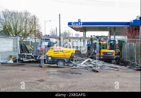 Questa stazione recintata di Haynings, situata nel Suffolk, è chiusa per lavori, tra cui l'installazione di un servizio a pagamento presso l'impianto di pompaggio 24 ore su 24. Foto Stock