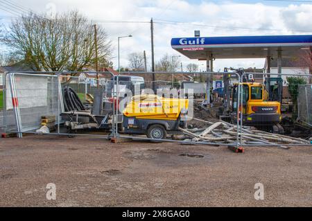 Questa stazione recintata di Haynings, situata nel Suffolk, è chiusa per lavori, tra cui l'installazione di un servizio a pagamento presso l'impianto di pompaggio 24 ore su 24. Foto Stock