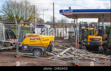 Questa stazione recintata di Haynings, situata nel Suffolk, è chiusa per lavori, tra cui l'installazione di un servizio a pagamento presso l'impianto di pompaggio 24 ore su 24. Foto Stock